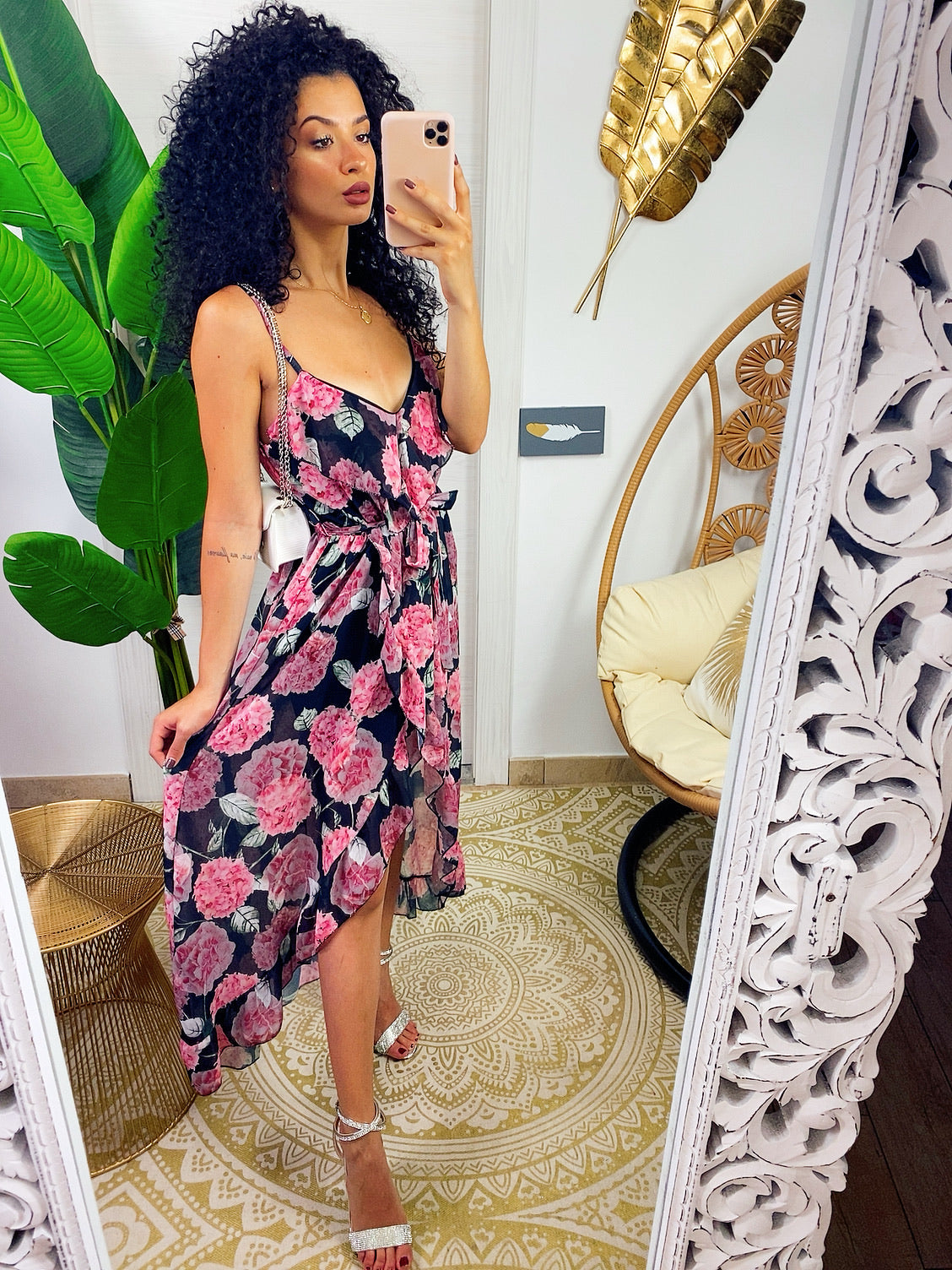 Abito con gonna asimmetrica e fiori rosa in base nero
