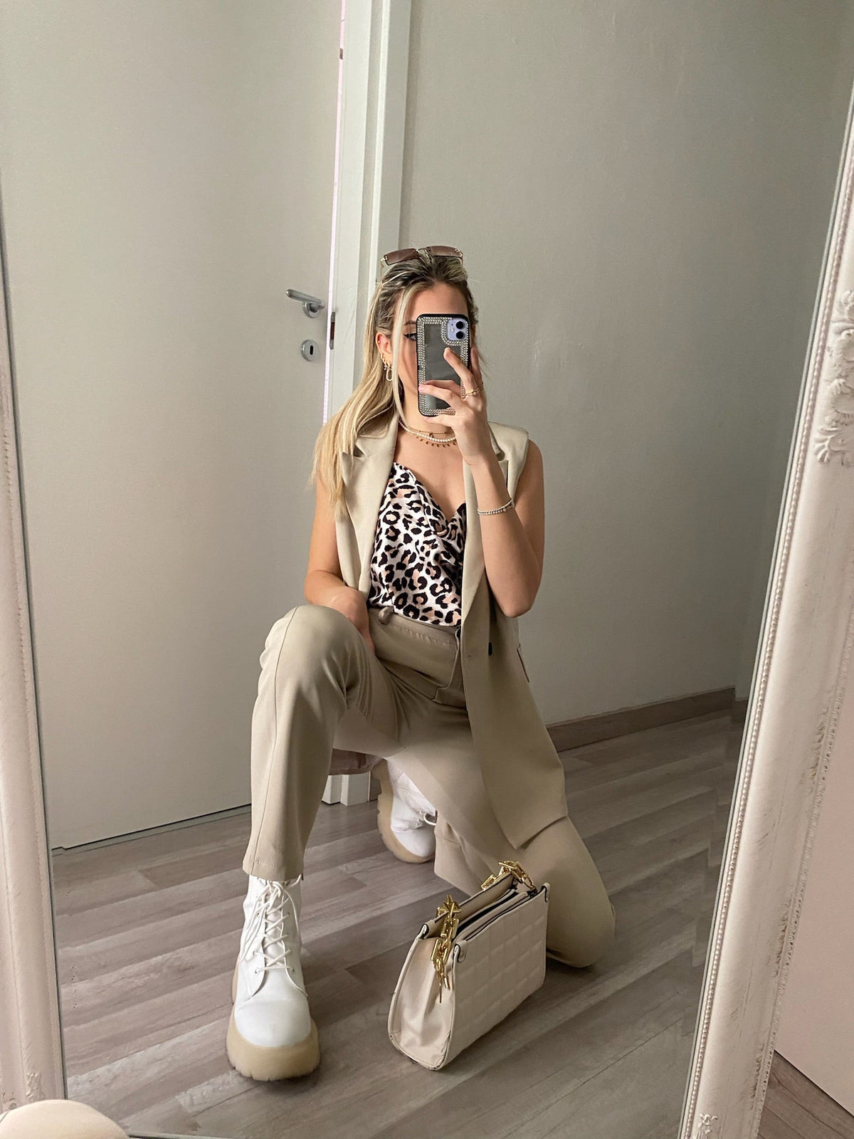Completo smanicato e pantalone beige