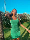 Abito con arricciature e schiena aperta verde