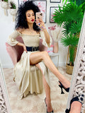 Abito lungo con scollo a barchetta beige