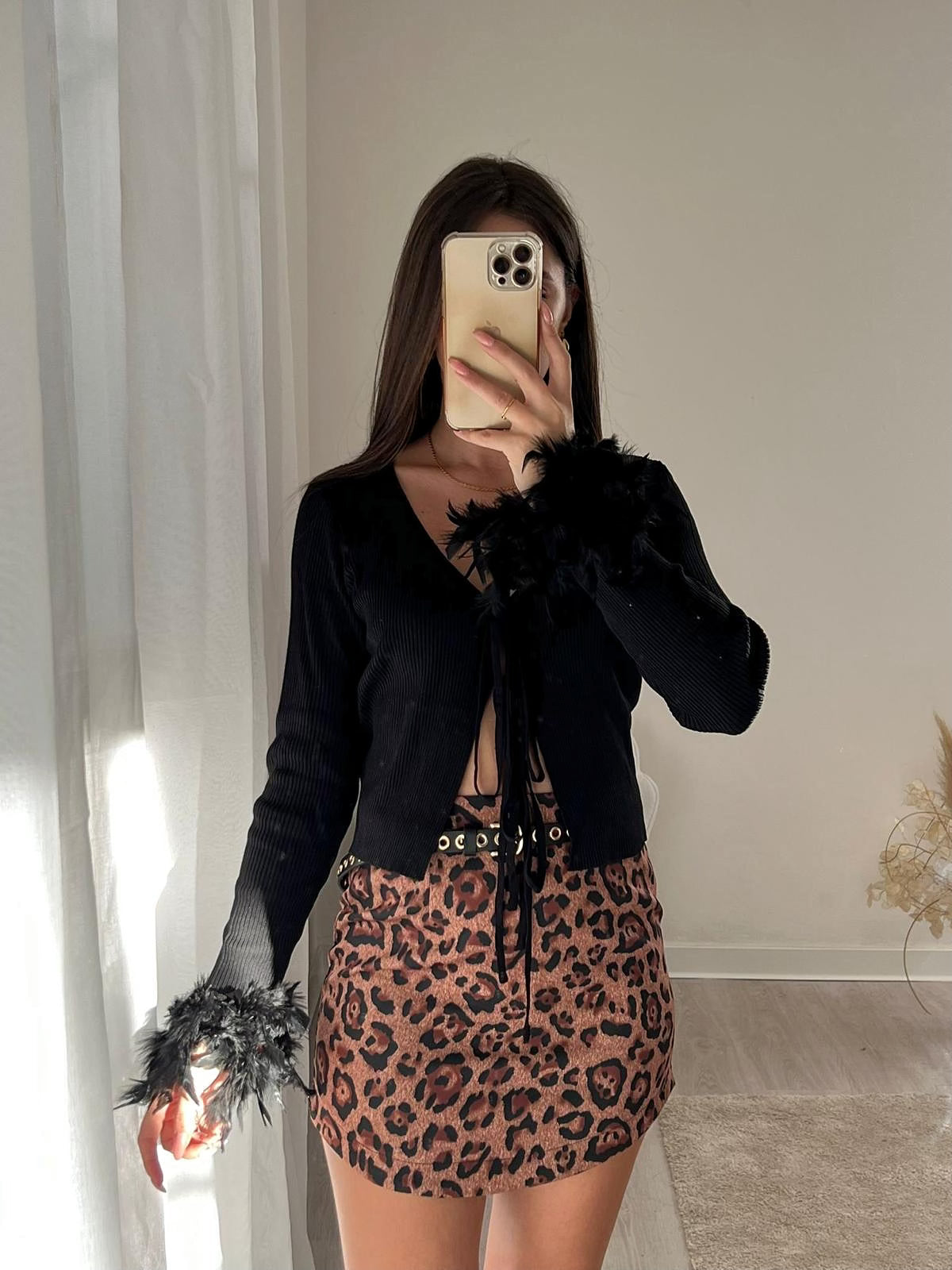 Maglia crop con piume nere
