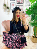 Camicia nera con bottoni e borsetta