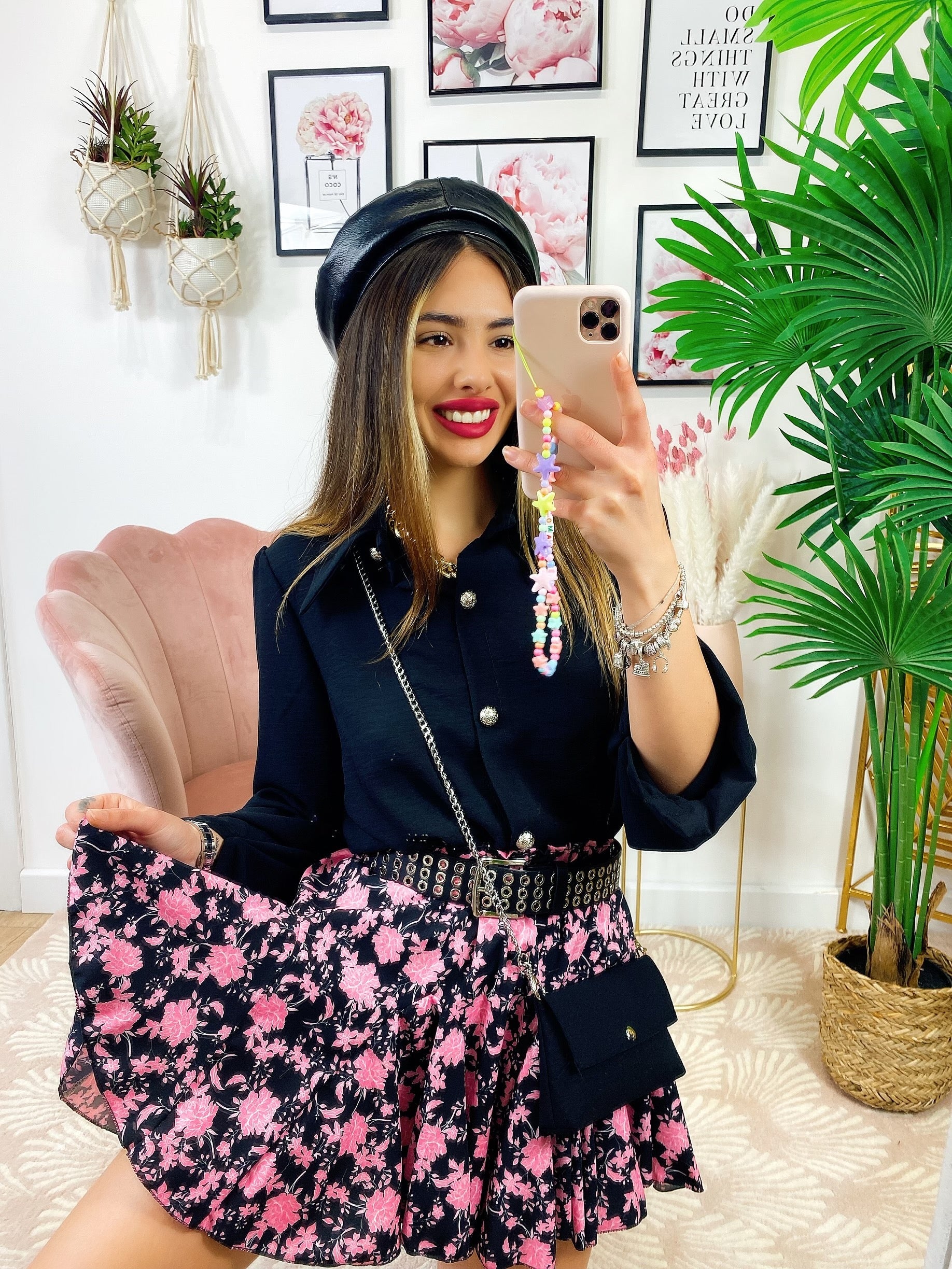 Camicia nera con bottoni e borsetta