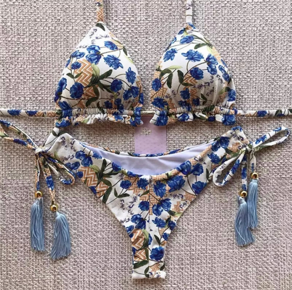 Bikini a triangolo con corda a fiorellini