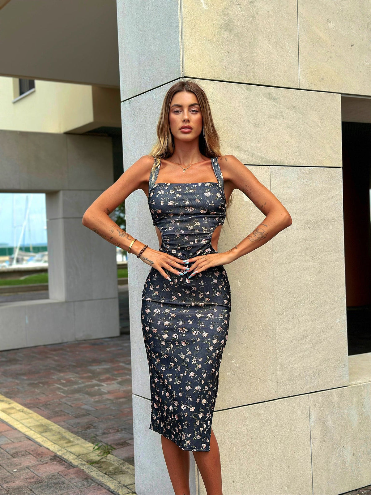Abito midi nero fiori pesca schiena incrociata