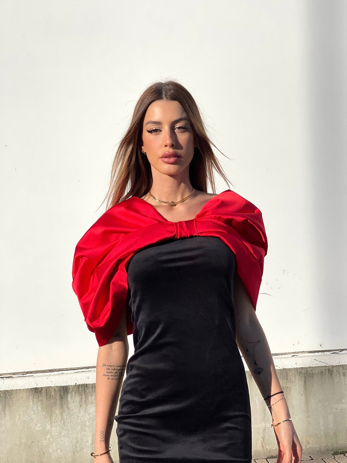 Abito in velluto con maxi fiocco rosso