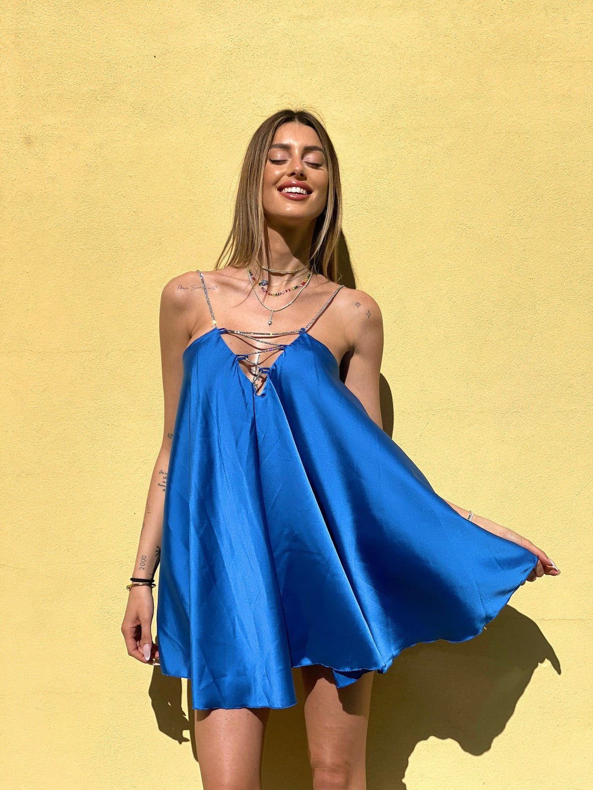 Abito in raso blu elettrico con punto luce