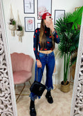 Jeans scuro con zampa larga sfrangiato