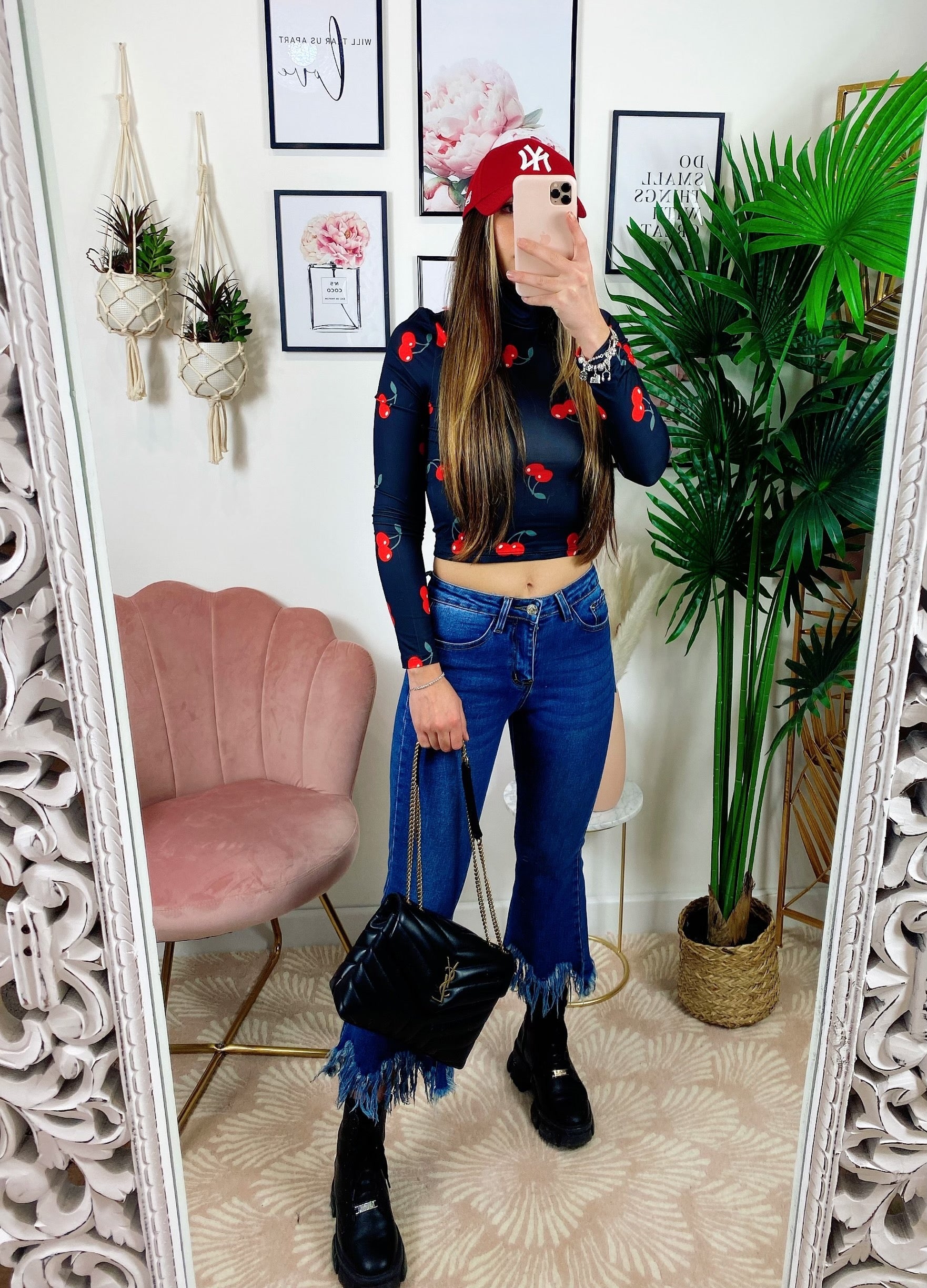 Jeans scuro con zampa larga sfrangiato