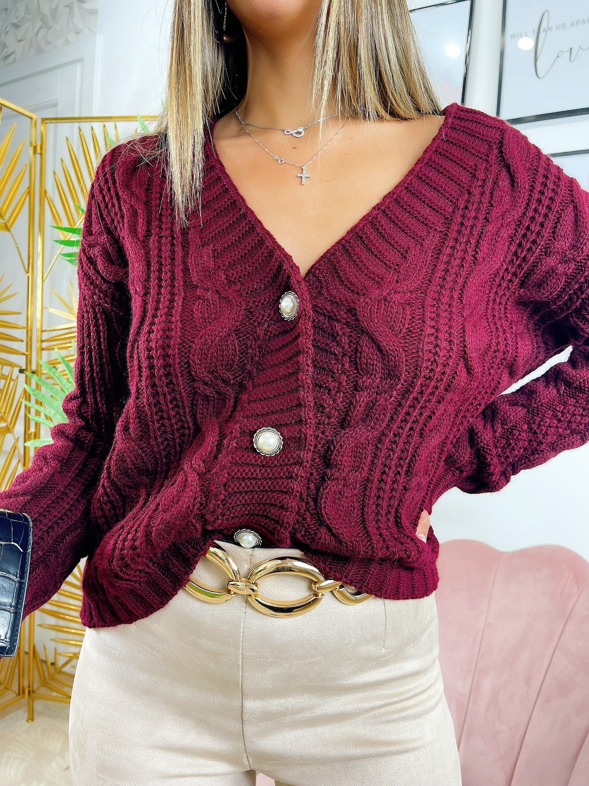 Maglione a trecce bordeaux con bottoni gioiello