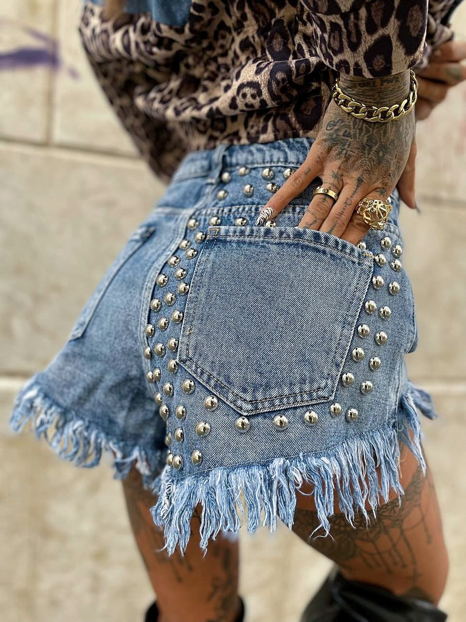 Short jeans con borchie