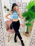 Jeans sfrangiato con borchie laterali