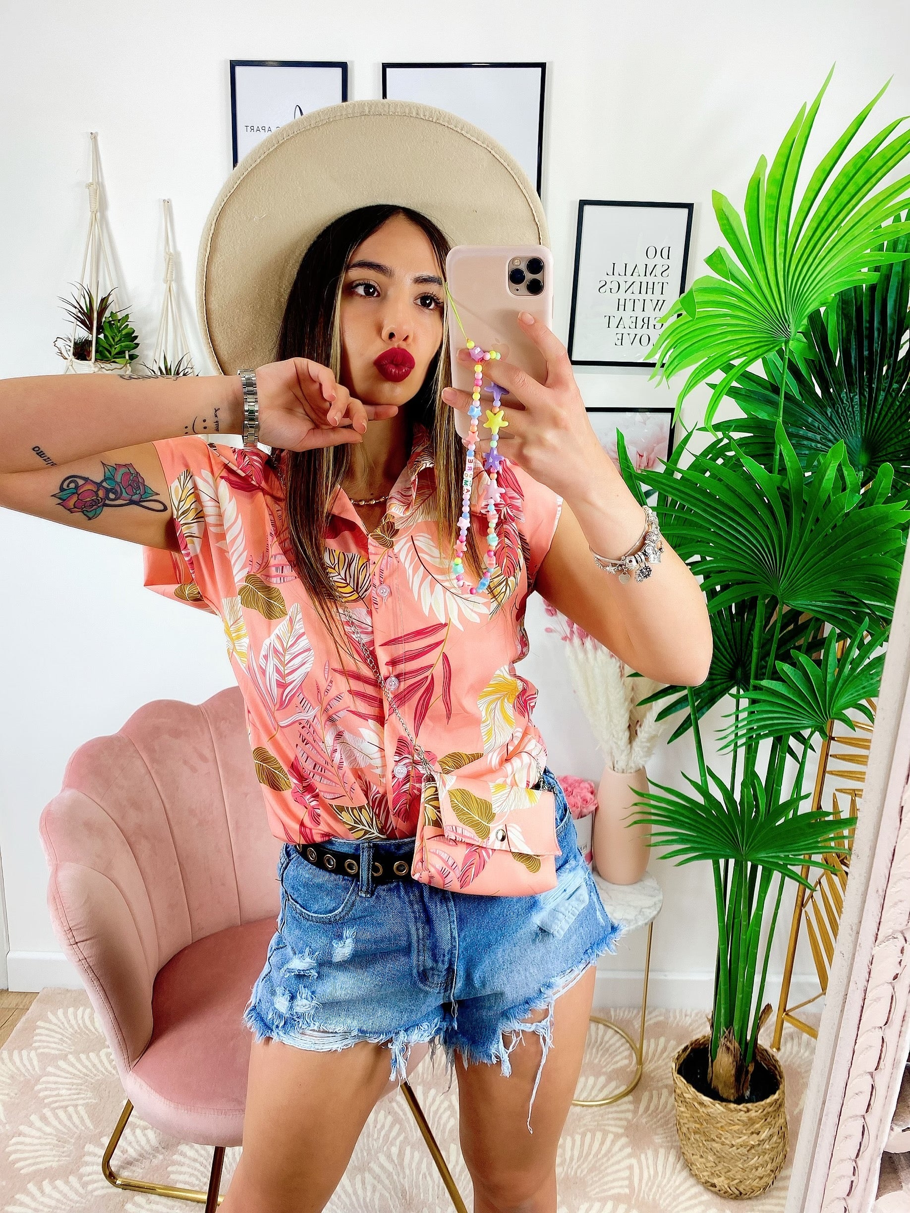 Camicia smanicata floreale con borsetta base Rosa