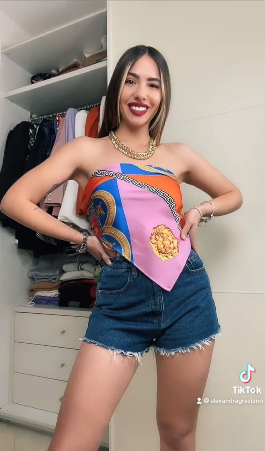 Top stampato con collana