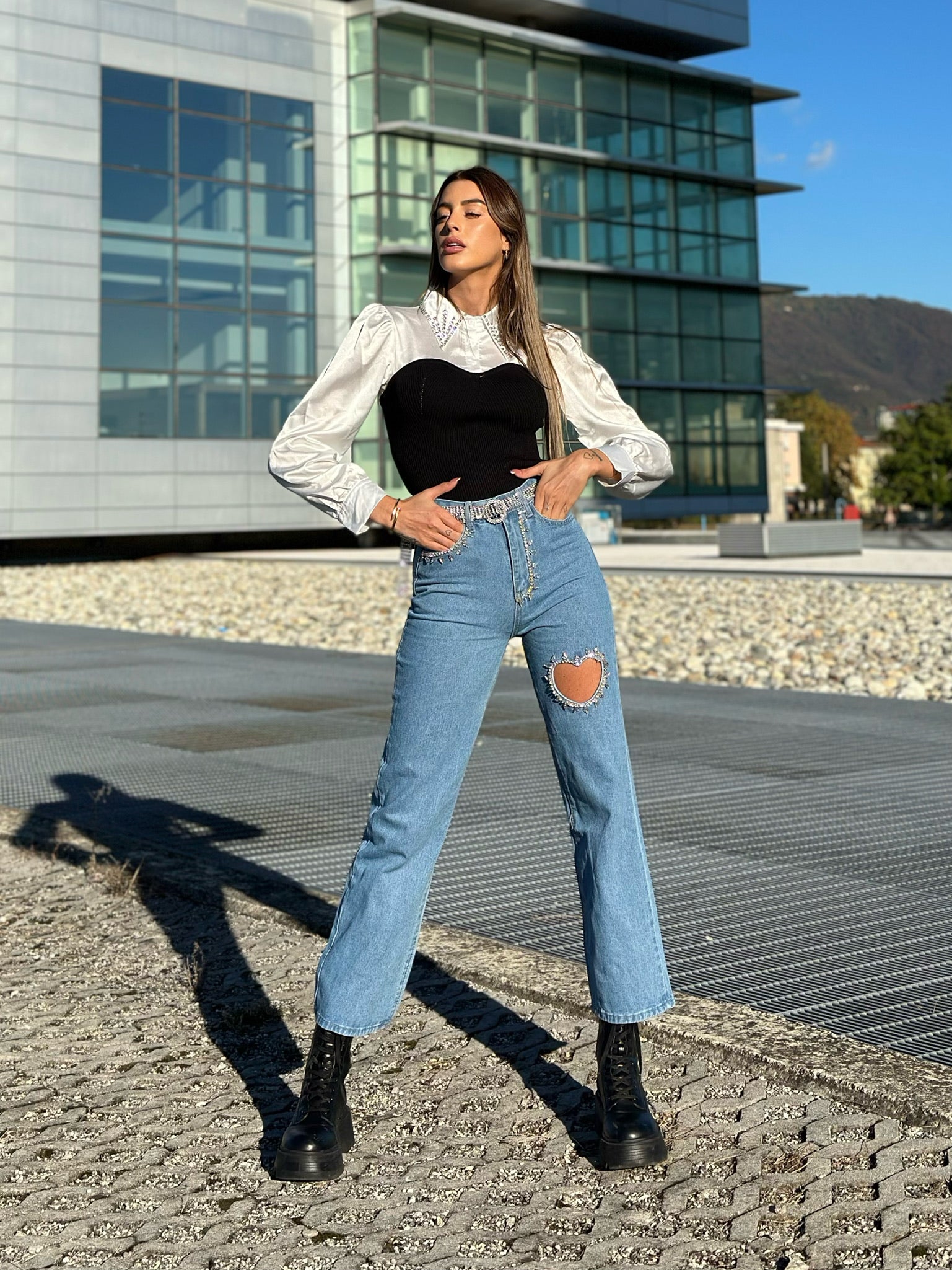 Jeans con strass e cuore