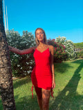 Abito con arricciature e catene rosso