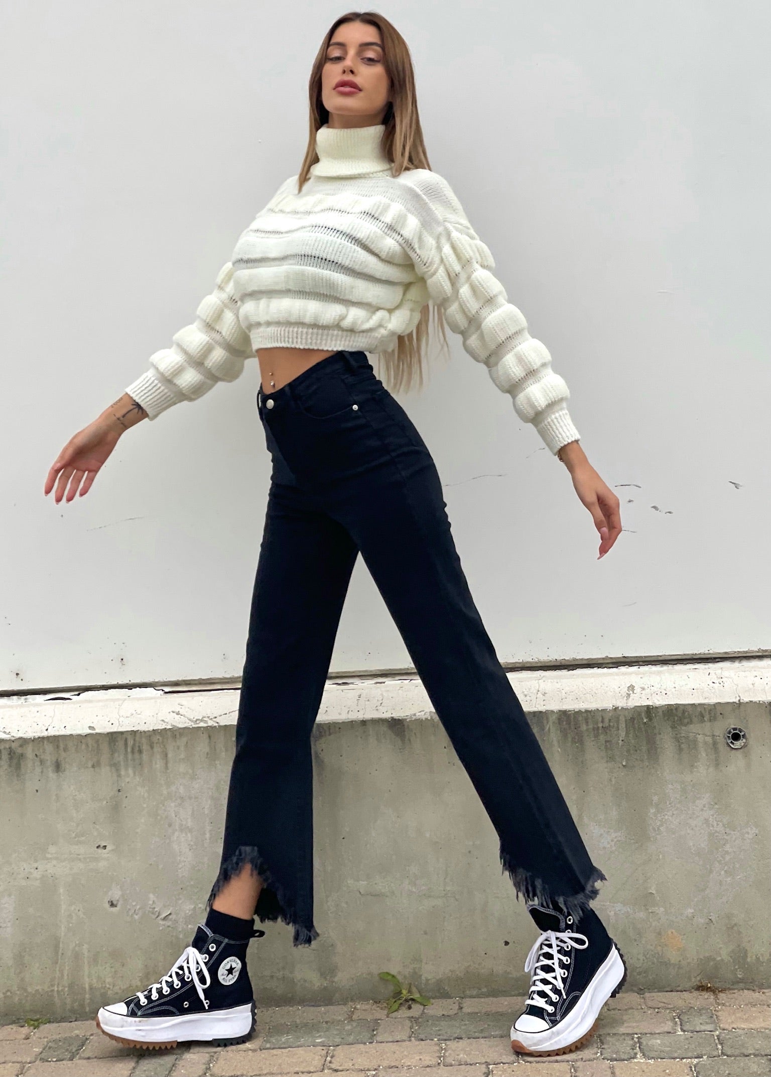Jeans nero con V sfrangiata