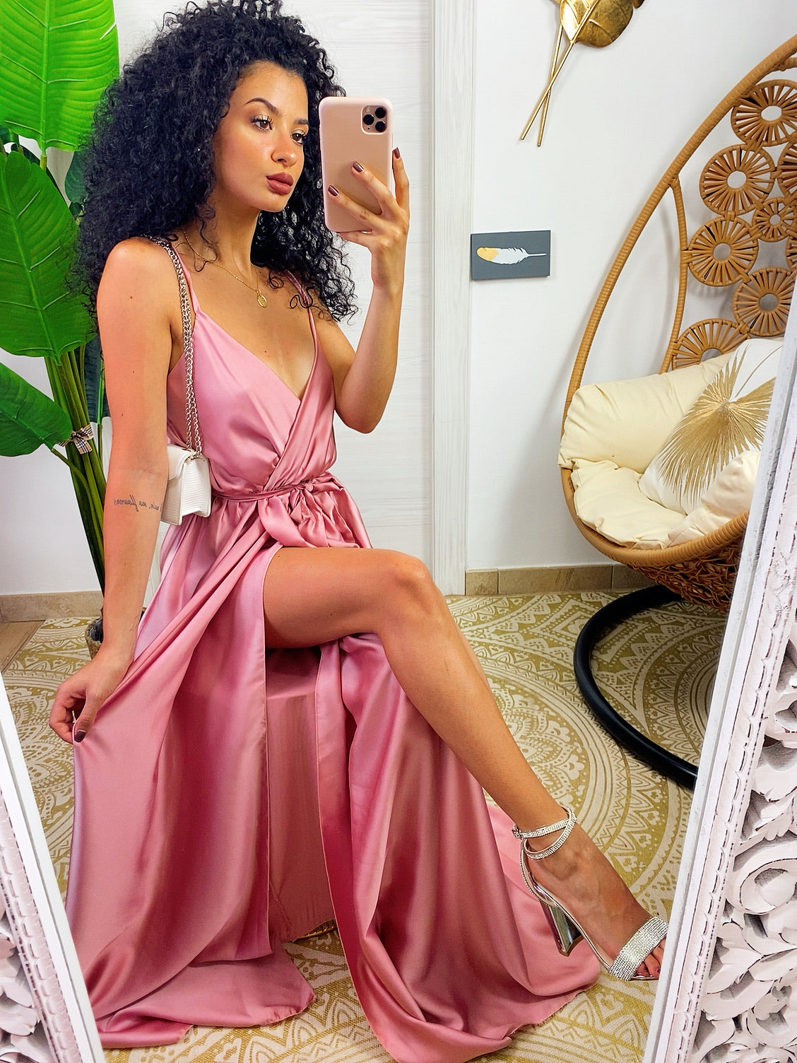 Abito in raso con maxi spacco rosa