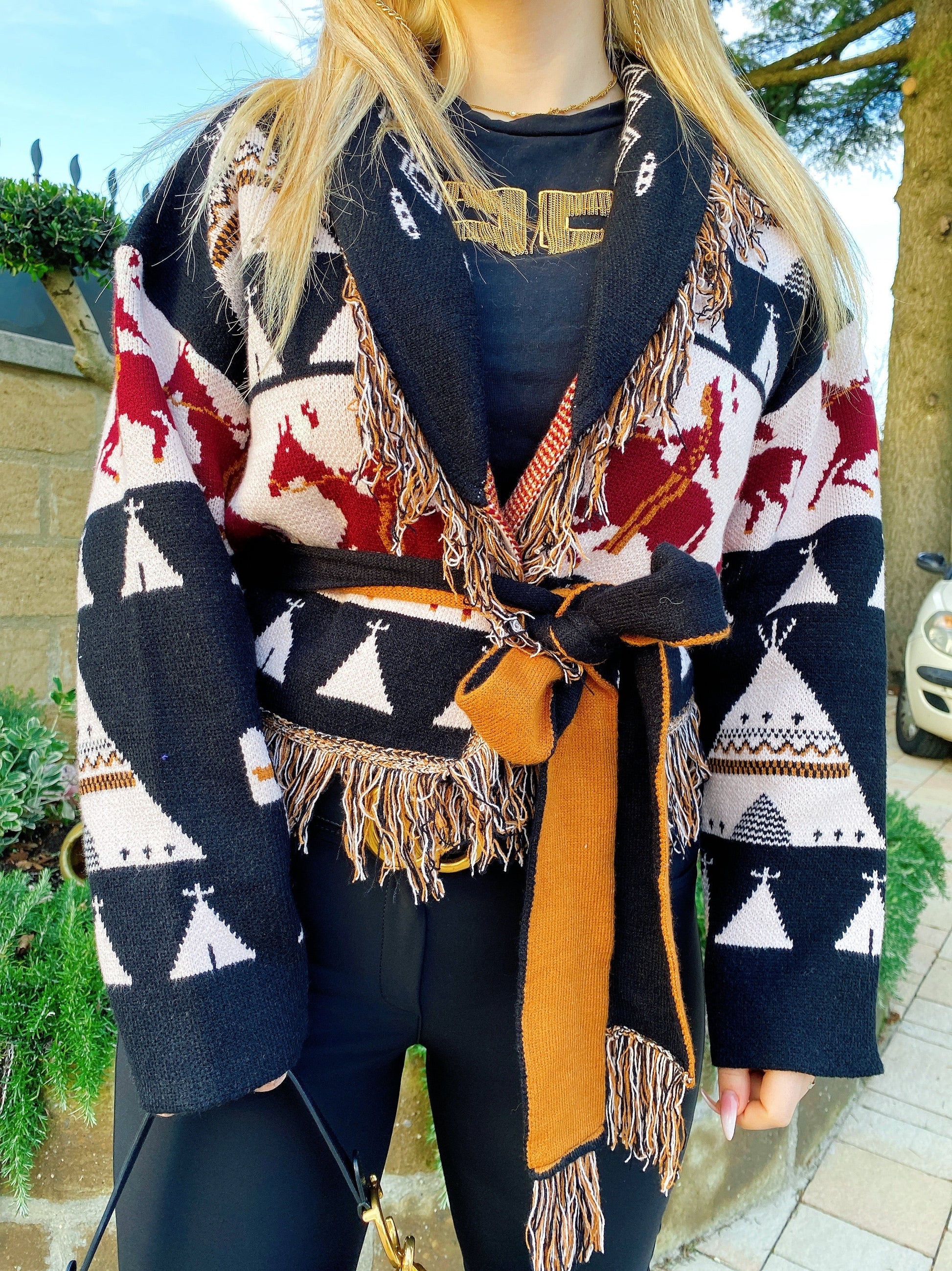 Cardigan corto frange e cinta con cavallo nero