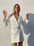 Abito a blazer bianco con bottoni e cintura