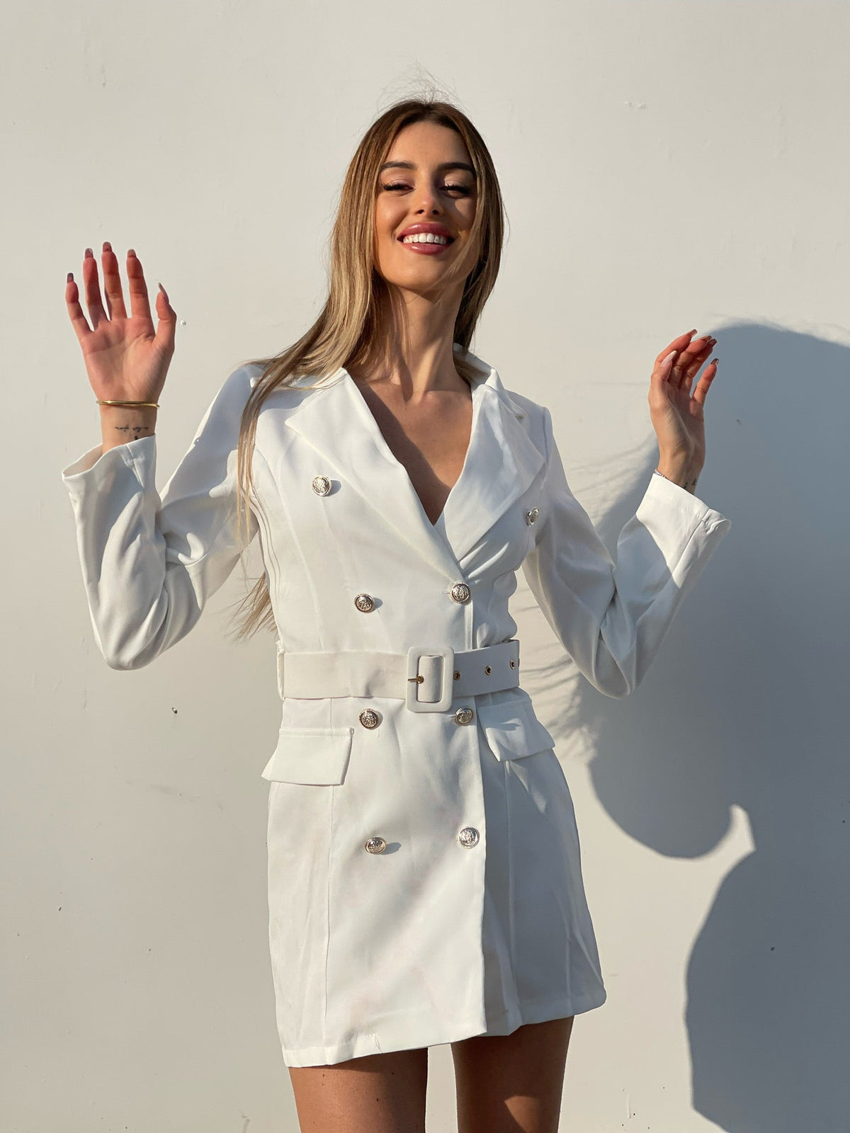 Abito a blazer bianco con bottoni e cintura