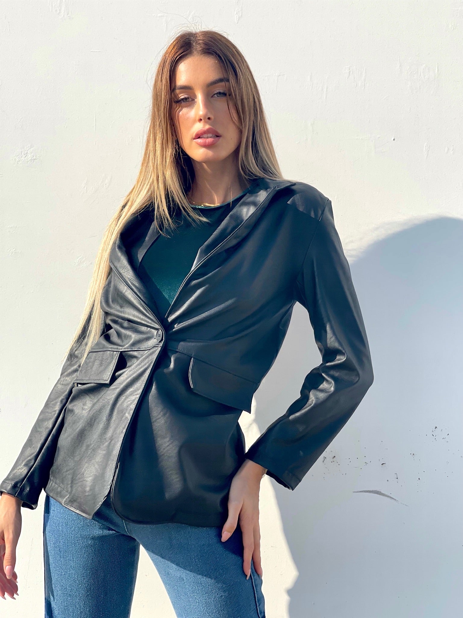 Giacca in eco-pelle con cintura