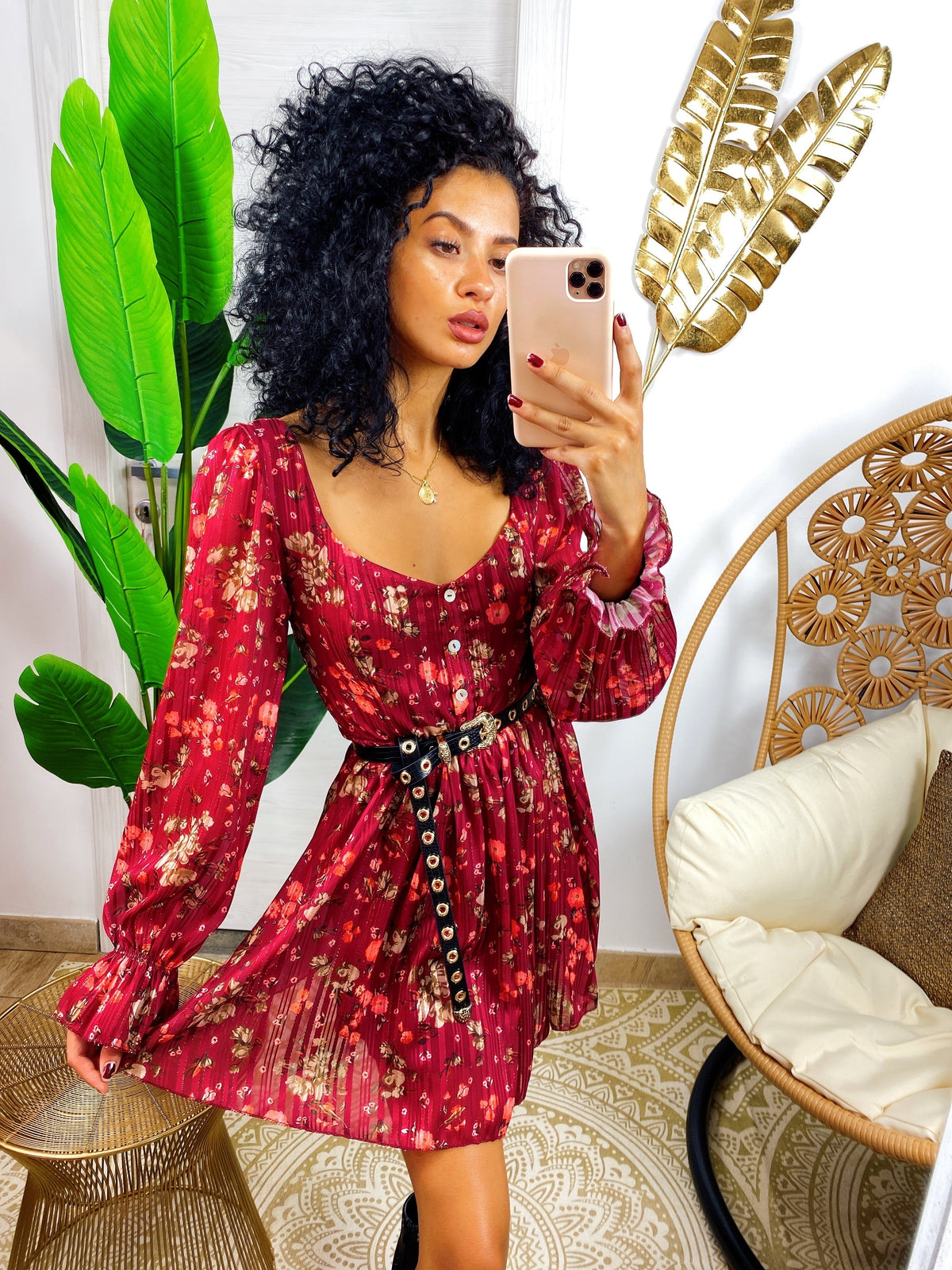Abito bordeaux scollato con fiori rossi