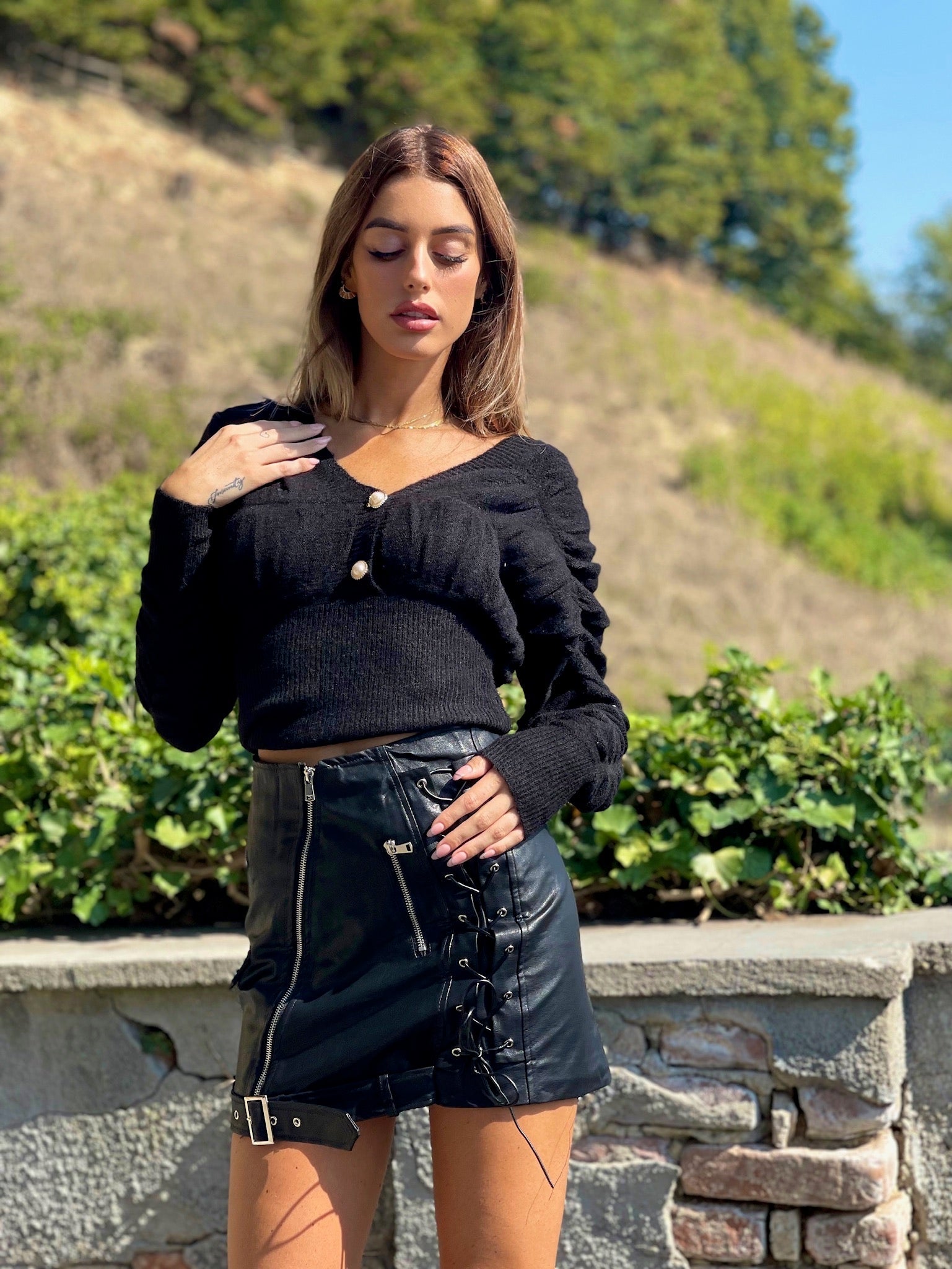 Maglione nero con lacci