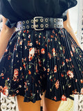 Short a pieghine con fiori piccoli rossi