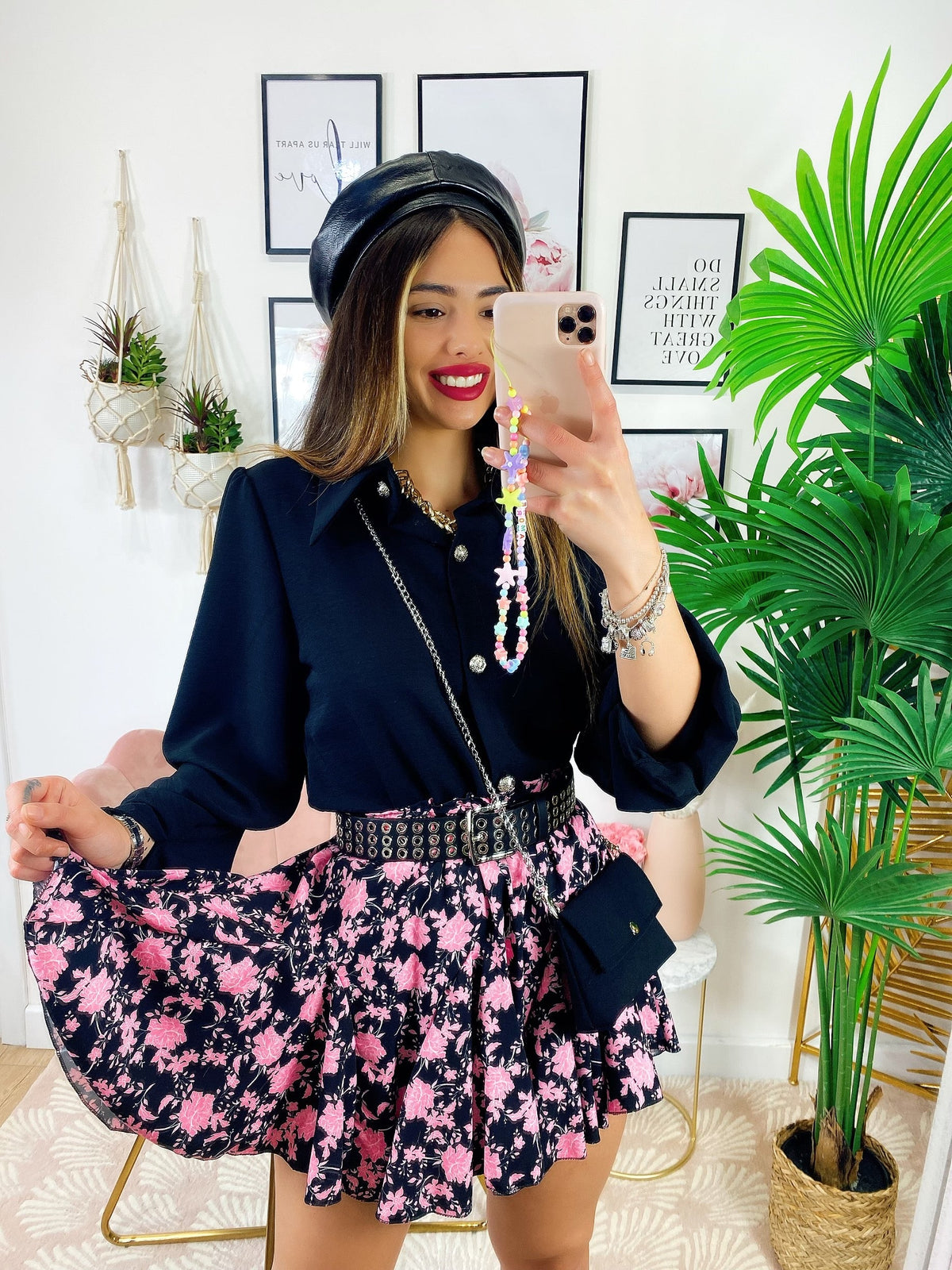 Camicia nera con bottoni e borsetta