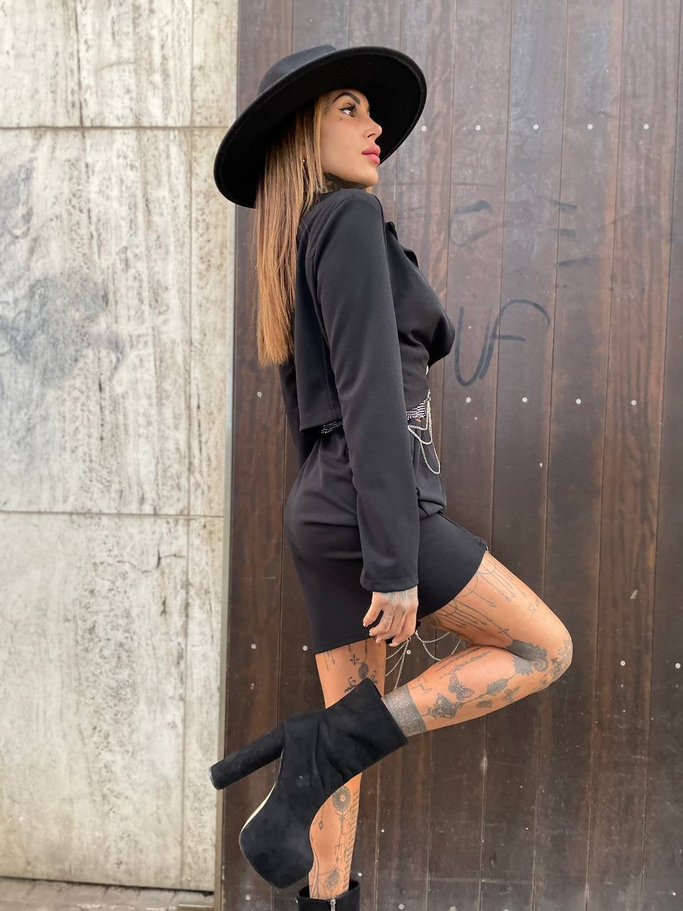 Completo giacca crop e gonna con catene