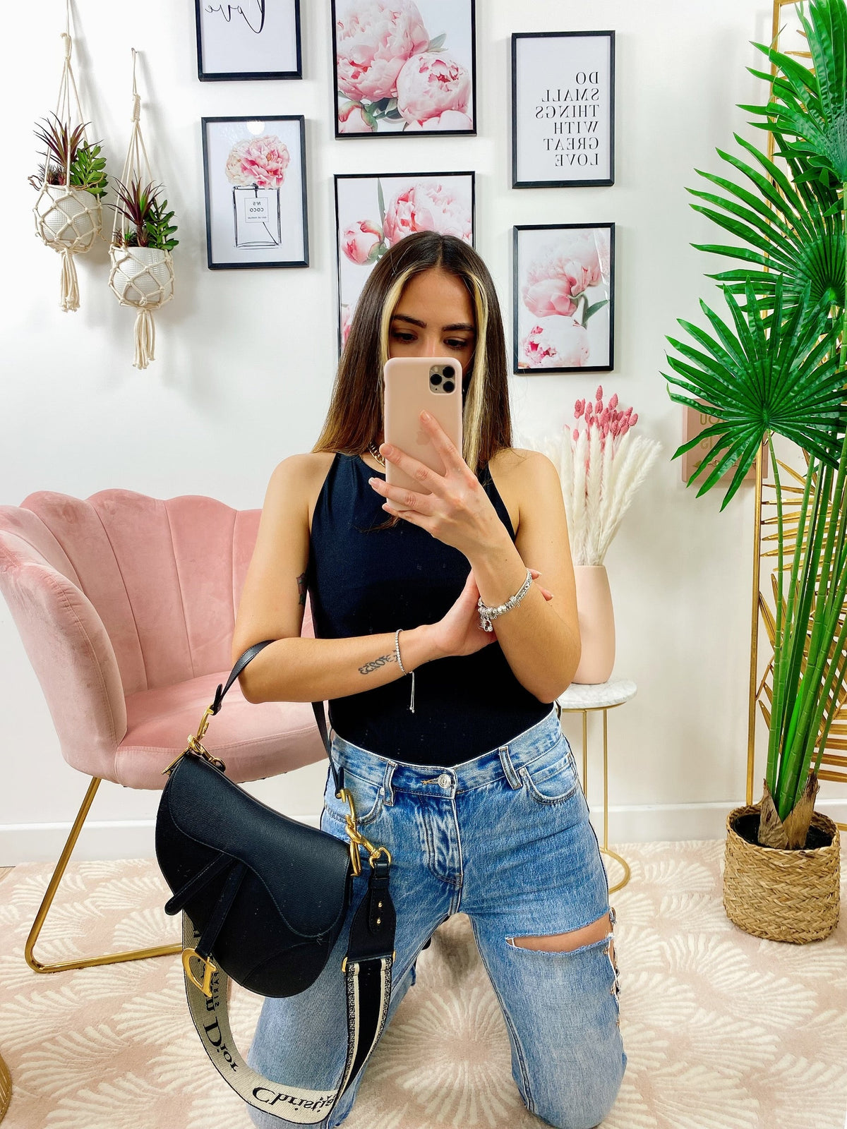 Jeans con spacco e spille