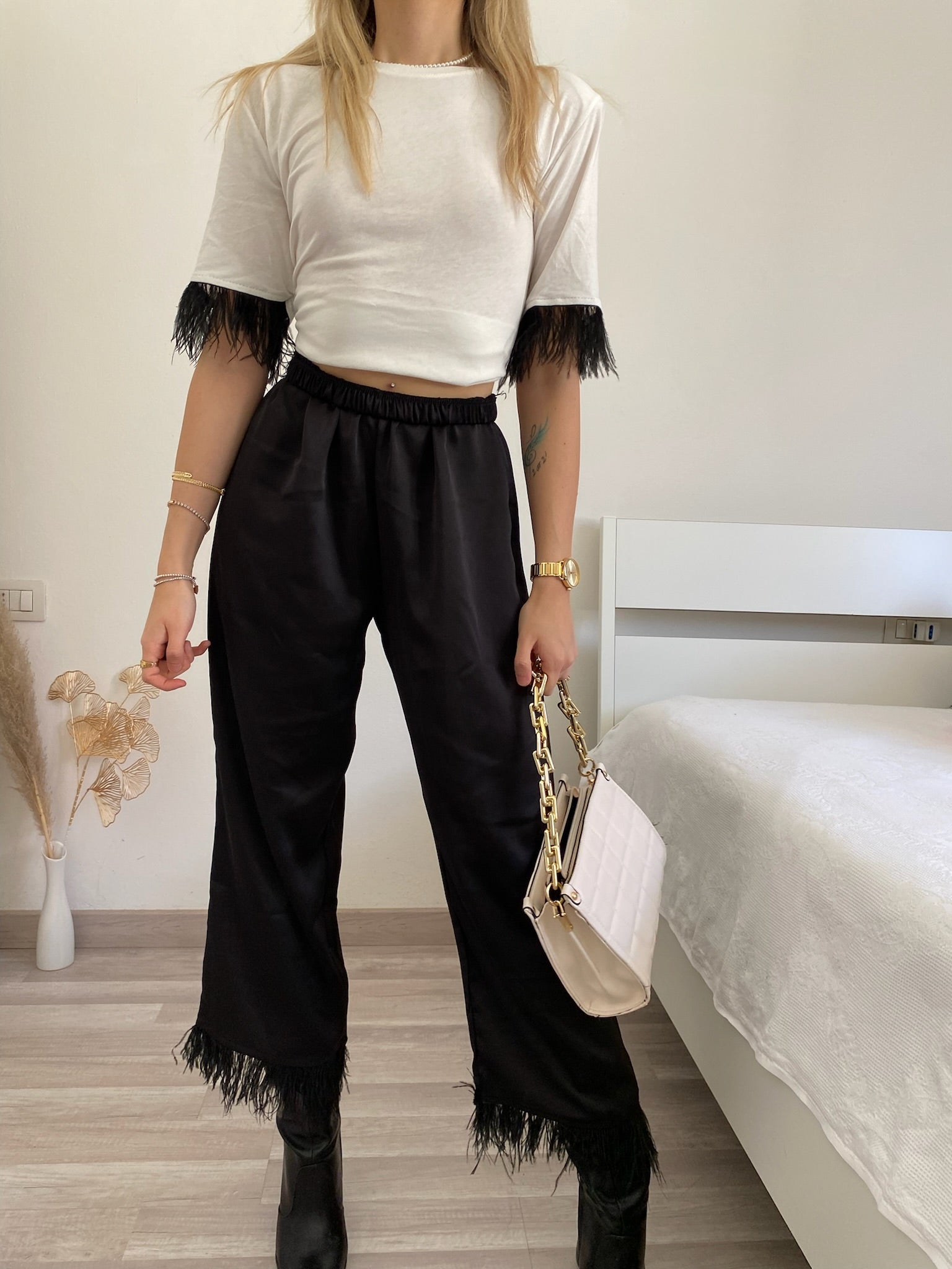 Pantalone nero con piume