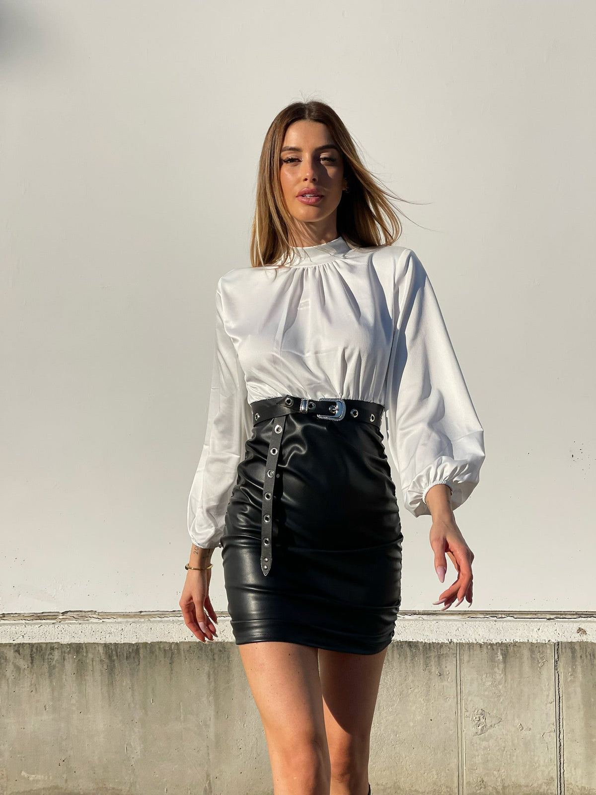 Abito con camicia di raso e gonna in ecopelle