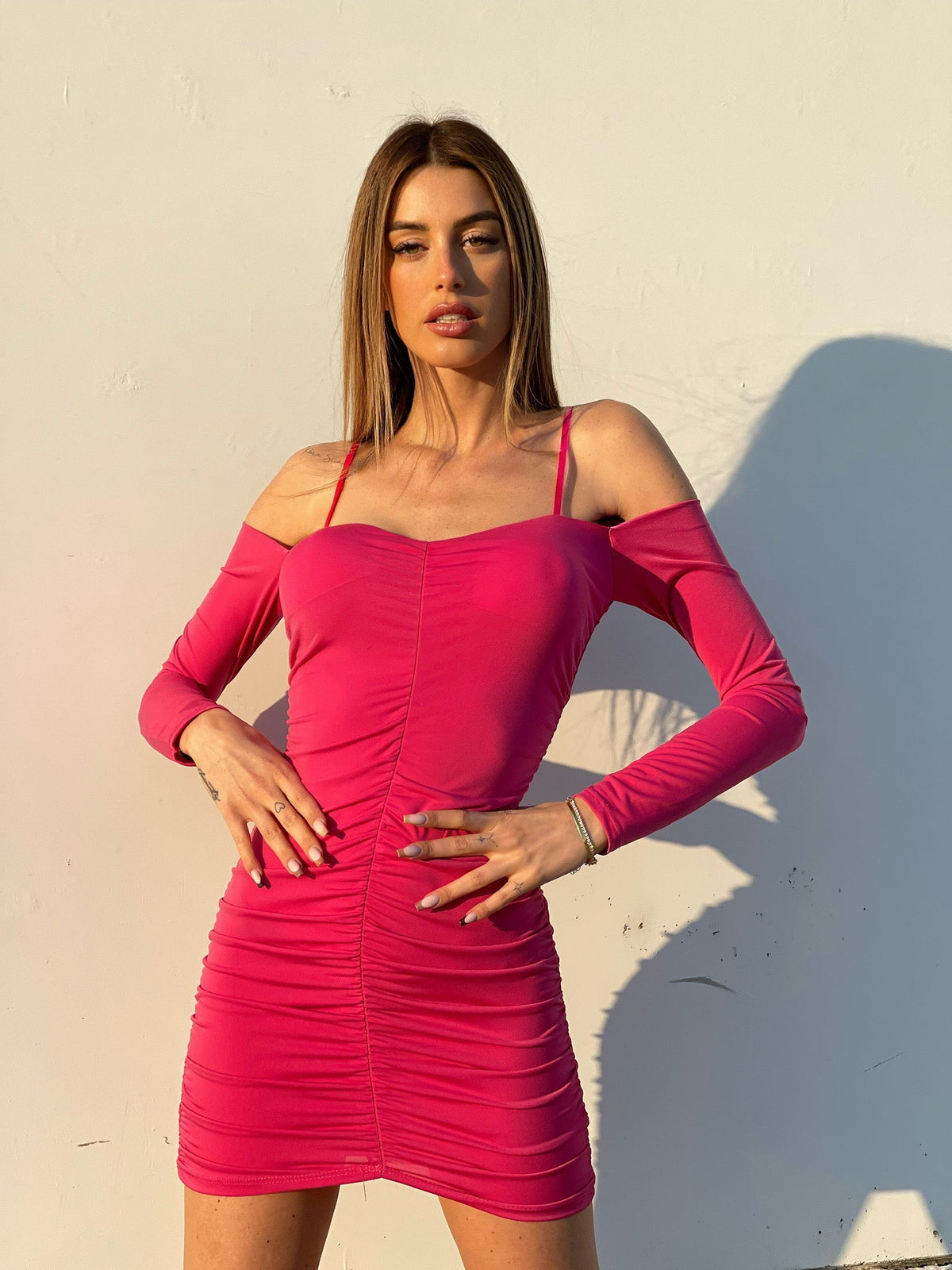 Abito con arricciatura e maniche lunghe fuxia