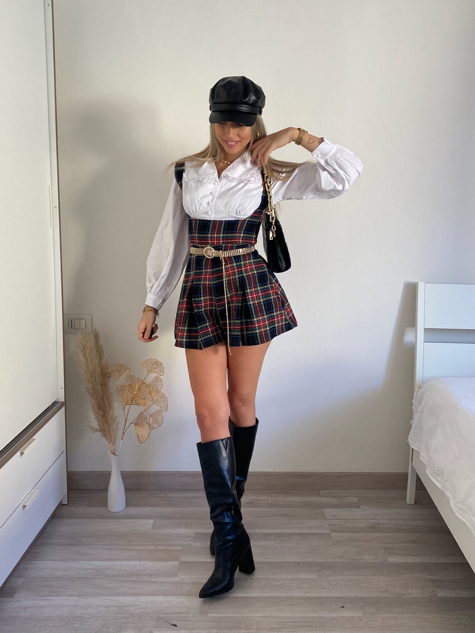 Salopette scozzese con camicia blu