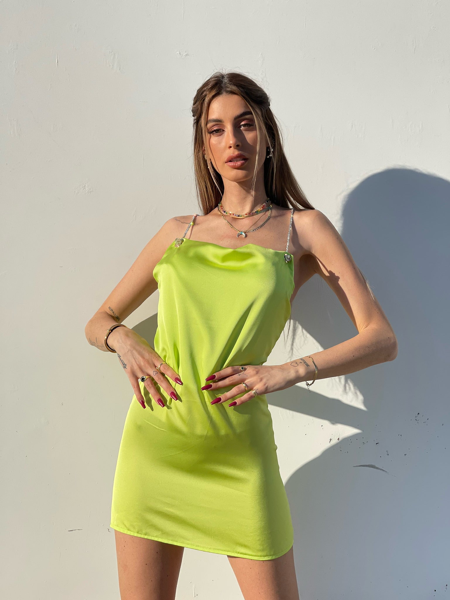 Abito in raso lime con dettaglio luce