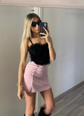 Top nero con piume