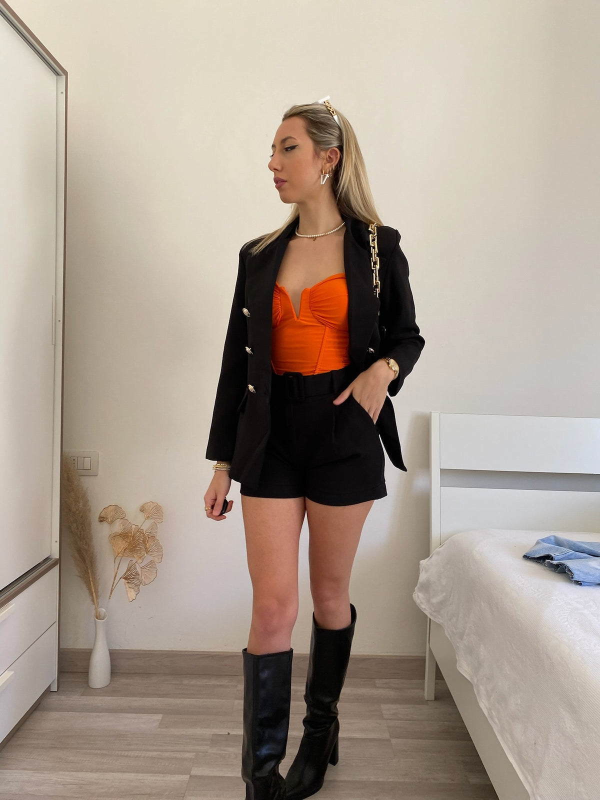 Completo giacca con bottoni e short nero