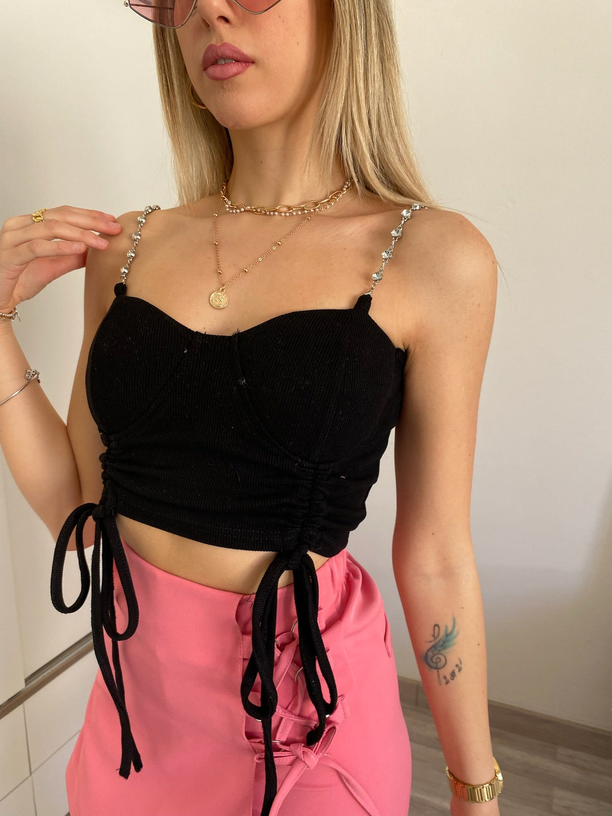 Top nero con spalline in strass