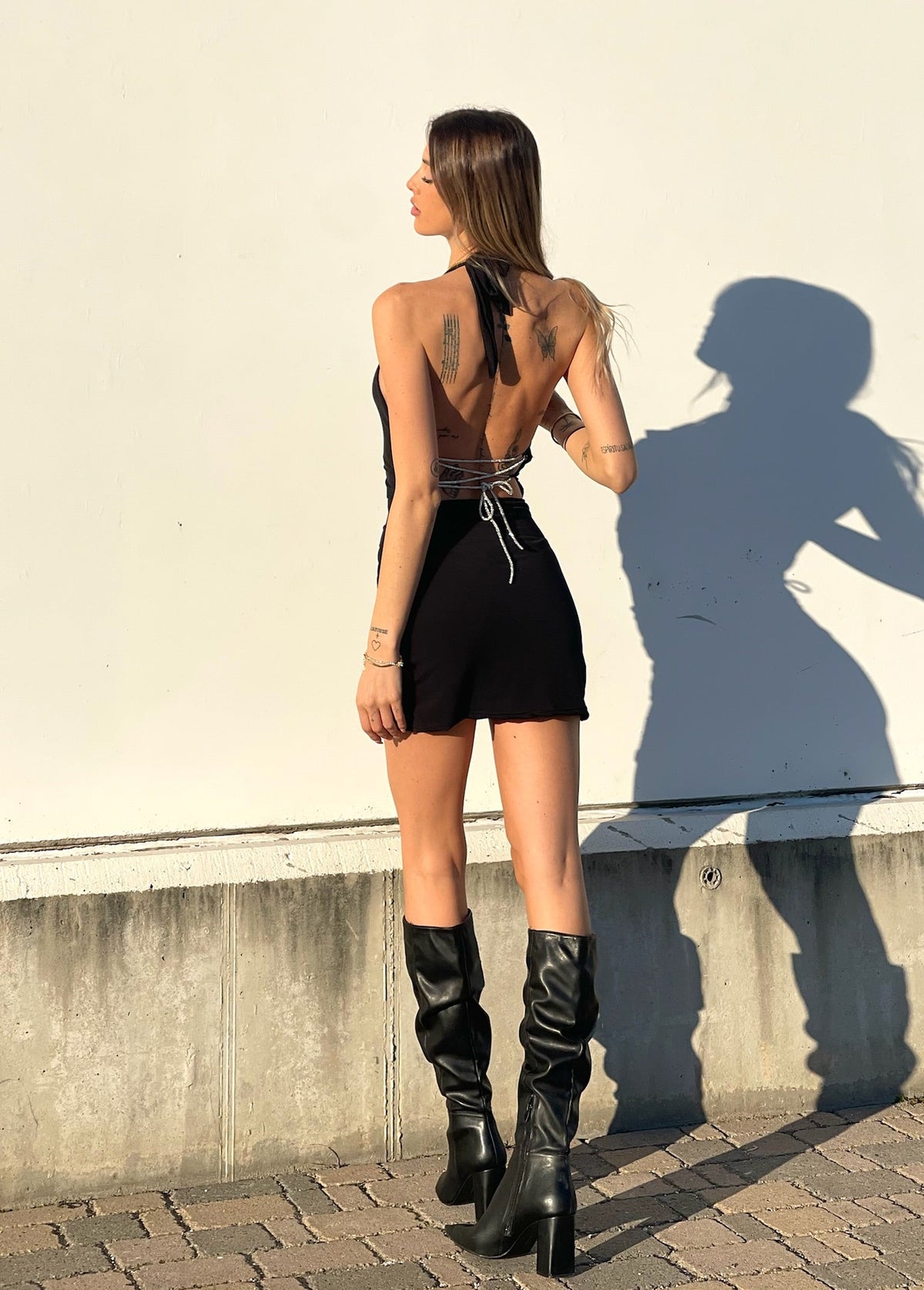 Abito nero con incrocio sulla schiena