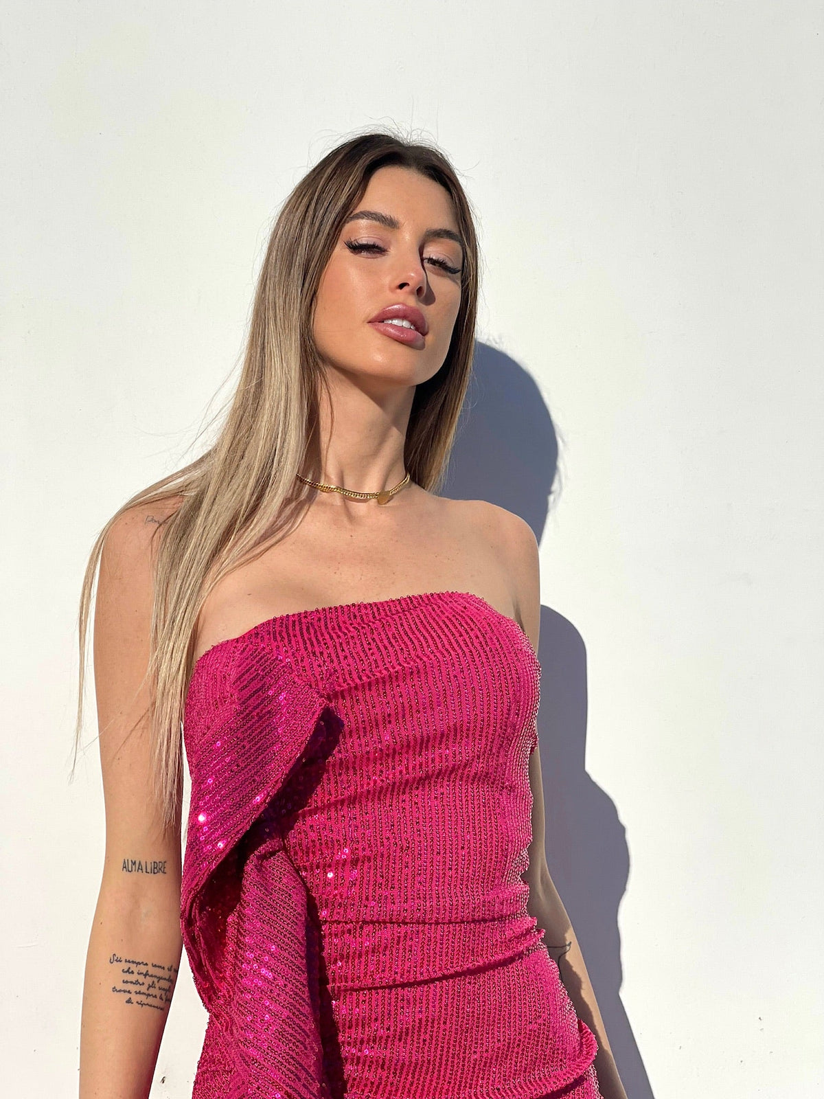 Abito Fuxia con paillettes e maxi Rouches