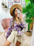 Camicia floreale con borsetta lilla