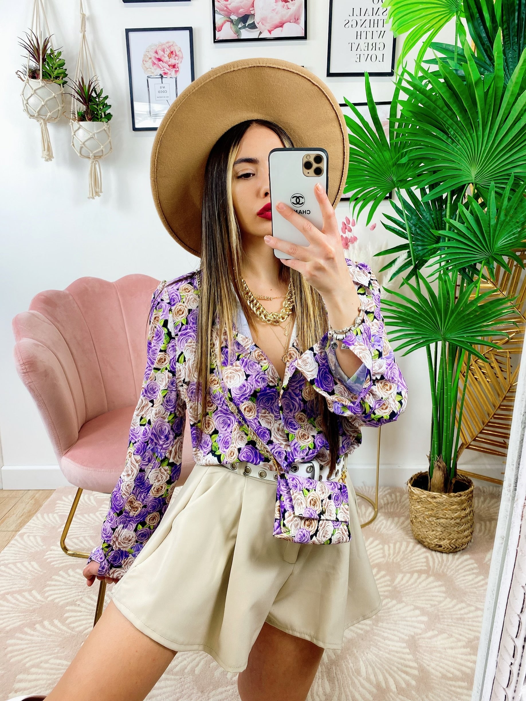 Camicia floreale con borsetta lilla