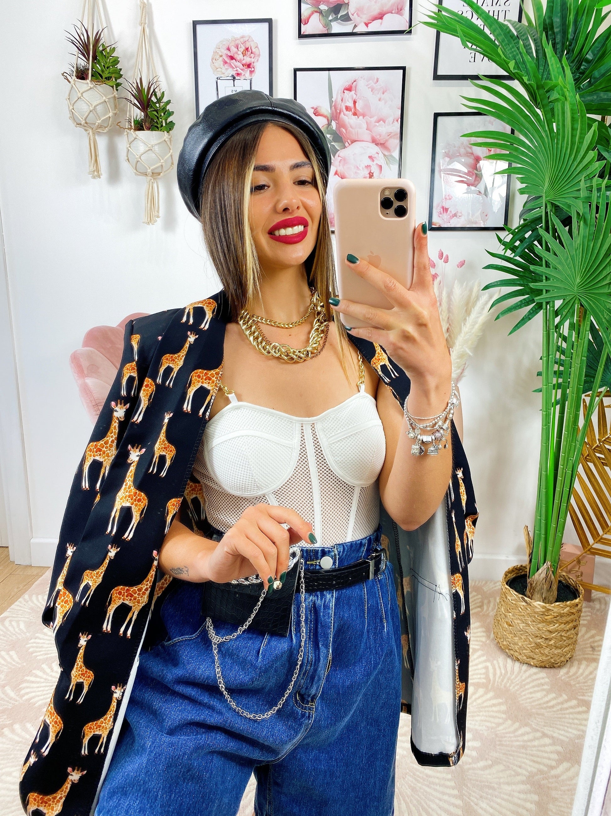 Short in jeans con marsupio e catena