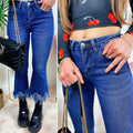 Jeans scuro con zampa larga sfrangiato