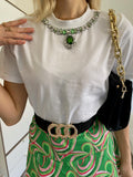 T-shirt con gioiello al collo verde