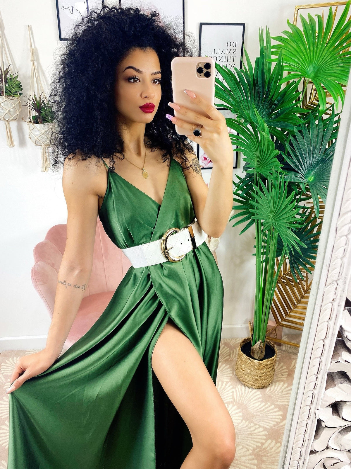 Abito in raso con maxi spacco verde