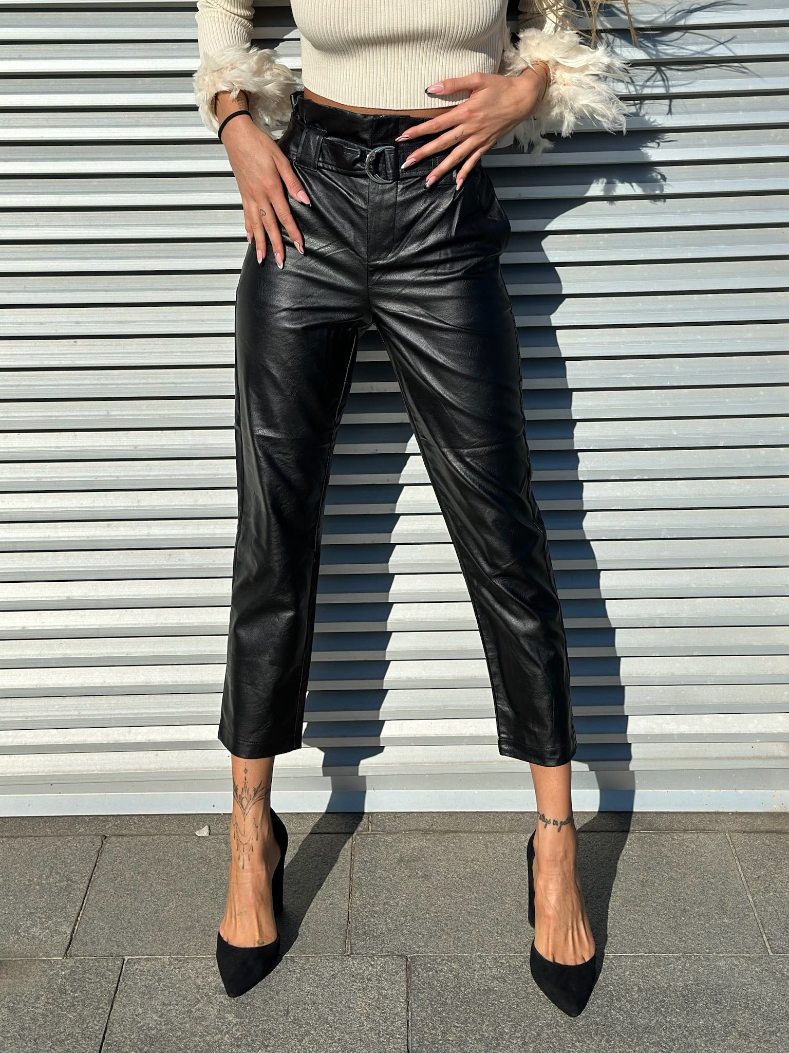 Pantalone in ecopelle con cintura