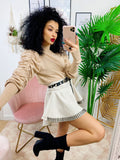 Short in ecopelle bianco con borchie